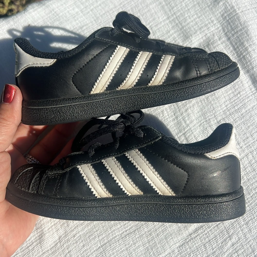 Adidas Kid's Black and White Trainers. Size 10 - Picture 6 of 15